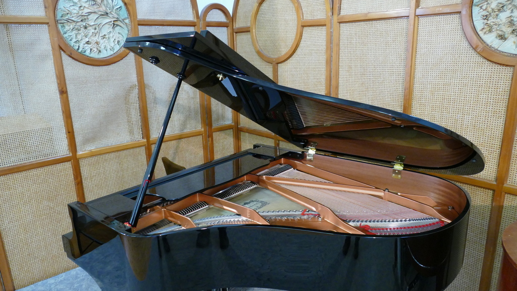 Zongoraátadó ünnepség a 60. születésnapon, tanári koncerttel 