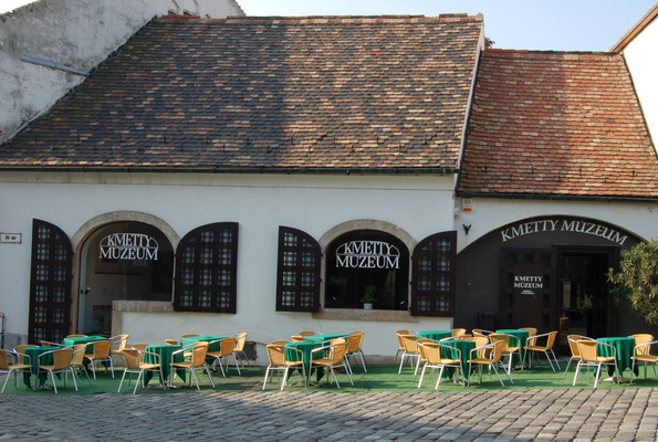 Megújulva várja látogatóit Szentendrén a Kmetty Múzeum